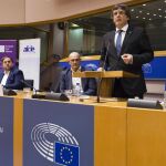 El presidente de la Generalitat de Cataluña, Carles Puigdemont (d), junto al vicepresidente, Oriol Junqueras (i), y el conseller de Exteriores, Raül Romeva (c), durante la conferencia en Bruselas.
