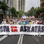 Pancarta de cabeza de la manifestación a favor de la amnistía de los presos de ETA