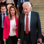 La presidenta andaluza, Susana Díaz, junto al expresidente del Gobierno, Felipe González (d), hoy en un desayuno informativo en Sevilla