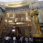 Un Oscar junto a la entreda de Teatro Dolby de Hollywood
