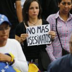 Una mujer protesta en Caracas contra la muerte de un joven en las protestas contra Maduro.