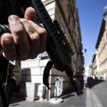 Detalle de la arma de un soldado italiano, en una imagen de archivo