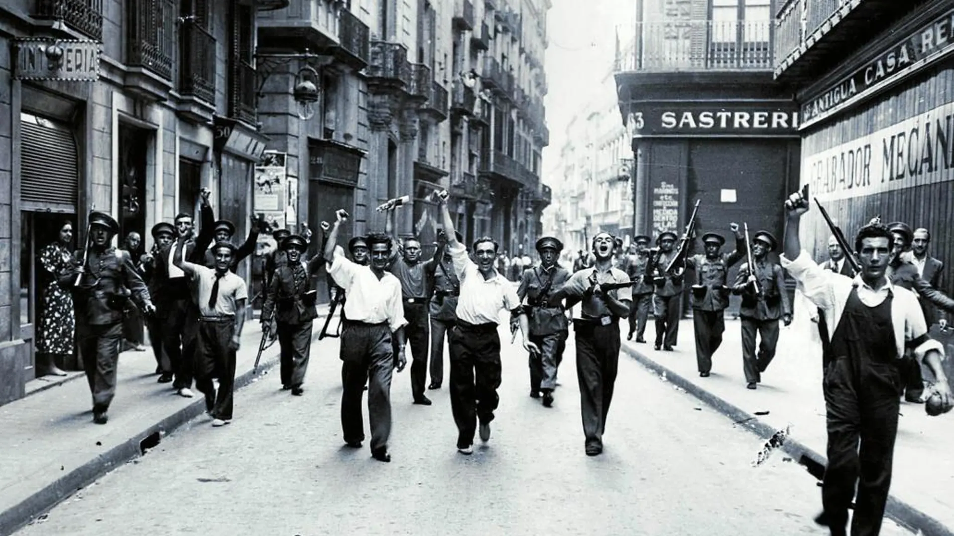 Miradas en el conflicto. Milicianos en la calle Ample de Barcelona, en julio de 1936.