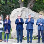 El presidente de la Junta, Juan Vicente Herrera, y De Santiago-Juárez, junto a otras autoridades, guardan un minuto de silencio.