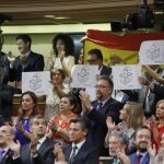 Los diputados del PdeCAT exhiben carteles con una urna para reivindicar el referéndum