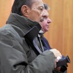 El ex alcalde de Marbella Julián Muñoz, que no tendrá que acudir a la sesión de hoy del «caso Goldfinger» por su estado de salud, flanqueado por Roca