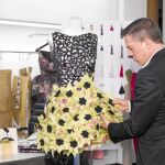 El diseñador ultima los detalles de uno de los vestidos que presenta hoy sobre la pasarela madrileña