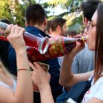 Los daños cerebrales, por mucho que se deje de consumir alcohol, acaban resultando irreparables. En la imagen, de archivo, dos jóvenes realizan botellón en una fiesta universitaria al aire libre