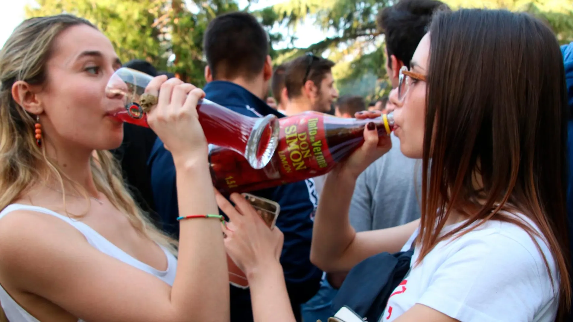 Los daños cerebrales, por mucho que se deje de consumir alcohol, acaban resultando irreparables. En la imagen, de archivo, dos jóvenes realizan botellón en una fiesta universitaria al aire libre
