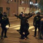 Agentes de policía nacional registran a los asistentes al Vicente Calderón.