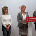 La vicesecretaria general y secretaria de Economía, Igualdad de Género y Políticas Públicas del PSRM-PSOE, Gloria Alarcón (d), acompañada de la viceportavoz en la Asamblea, Isabel Casalduero, junto a las alcaldesas socialistas de Campos del Río, María José Pérez