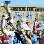 La protesta se trasladó a la conselleria de Salut, donde los mossos blindaron la entrada. Allí levantaron un puzzle gigante para reclamar «dignidad y respeto». Luego, improvisaron cortar la travessera de Les Corts y la Diagonal