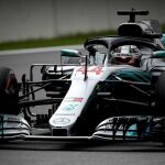 Hamilton gana y Alonso, penúltimo