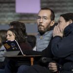 El secretario de organización de Podemos, Pablo Echenique conversa con el secretario general de Podemos, Pablo Iglesias