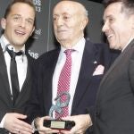 Lucio, escoltado por unos amigos, durante la ceremonia de entrega de los galardones que otorga el Teatro Kapital