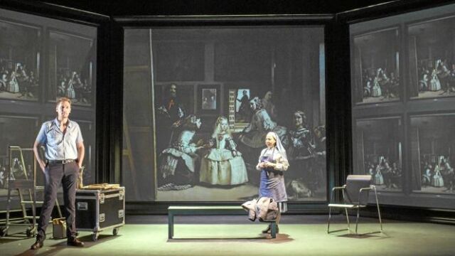 Francisco Reyes y Carmen Machí en la sugerente escenografía creada por Paco Azorín con «Las meninas» como protagonista