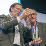 Mariano Rajoy y el presidente del PP del País Vasco, Alfonso Alonso, durante su intervención en la clausura del congreso del PP vasco celebrado hoy en Vitoria.