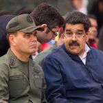 El presidente venezolano, Nicolás Maduro (d), habla con Maximilien Arveláiz (c), encargado de negocios de la embajada de Venezuela en Estado Unidos (c) y el ministro de Defensa, general Vladimir Padrino Lopez (i), el miércoles 09 de marzo de 2016, durante un evento en Caracas (Venezuela).