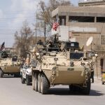 Vehículos militares estadounidenses en Qamishli, Siria, a finales de abril