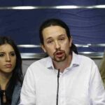 Pablo Iglesias (c), durante la rueda de prensa que ha ofrecido en el Congreso de los Diputados, junto al resto de su "gabinete".
