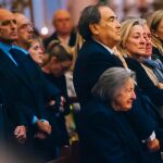 Totón Barberá junto a sus familiares durante la Misa. Detrás Adolfo Suárez Illena junto Francisco Camps