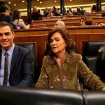 El presidente del Gobierno, Pedro Sánchez y la vicepresidenta, Carmen Calvo, al inicio de la sesión de control al Ejecutivo