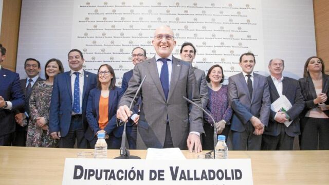 El presidente de la Diputación de Valladolid, Jesús Julio Carnero, lee el contenido del manifiesto que presentará su grupo en el próximo pleno, en defensa de las instaciones provinciales