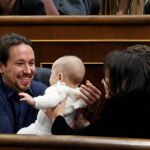 Pablo Iglesias, con la hija de Carolina Bescansa