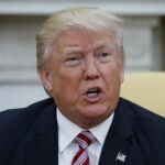 El presidente de EEUU, Donald Trump, charla con la prensa tras recibir al exsecretario de Estado Henry Kissinger en el Despacho Oval