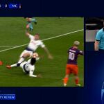 Agüero desperdicia el penalti que el VAR dio al City de Guardiola