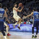 El base del Real Madrid Sergio Llul,c, salta ante Artasun,iz, y Llompar,d., del Retabet.es GBC