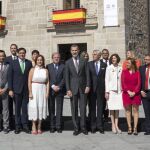 Don Felipe posa, en la tradicional foto de familia con el presidente de la Junta, Juan Vicente Herrera; la presidenta de las Cortes, Silvia Clemente; la delegada del Gobierno, Virginia Barcones, así como los alcaldes de las Ciudades Patrimonio de la Humanidad
