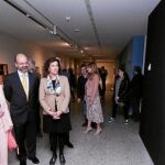 Juan Vicente Herrera visita la muestra en el MEH dedicada a Modesto Ciruelos, acompañado, entre otros por María Josefa García Cirac