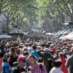 La tradicional estampa de paseantes en busca de libro y rosa se verá alterada por la campaña del referéndum