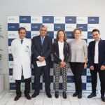 Responsables del hospital Viamed y Autismo Sevilla, con el fotógrafo David Benito /Foto: La Razón