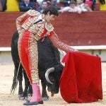 El diestro galo se dispone a dar un circular en la tarde de ayer