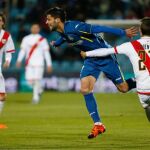 El defensa del Rayo Vallecano Diego Llorente (d) intenta evitar el avance de Ángel Lafita, centrocampista del Getafe, durante el partido de la jornada