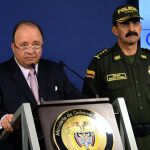El ministro de Defensa de Colombia, Luis Carlos Villegas, con el director de la Policía de Colombia, general Rodolfo Palomino