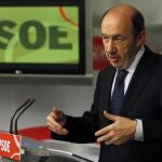 El líder del PSOE, Alfredo Pérez Rubalcaba, tras la reunión de la Ejecutiva Federal de su partido