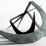 La escultura de hierro «Tres I» (1952), es una de las piezas que preside la exposición