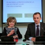 El ministro de Ciencia, Innovación y Universidades Pedro Duque y la Ministra de Sanidad, María Luisa Carcedo, durante la presentación del Plan para la Protección de la Salud frente a las pseudoterapias