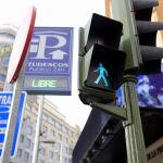 Un semáforo en la Gran Vía madrileña