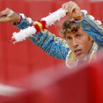 Manuel Escribano, sentado en el estribo, se dispone a poner banderillas