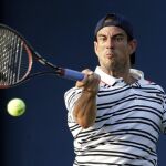 Guillermo García-López devuelve una bola a Janko Tipsarevic