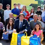 El consejero Juan Carlos Suárez-Quiñones, junto al director de Gestión Local y Autonómica de Ecoembes, Ángel Hervella, y varios escolares, presenta la nueva iniciativa medioambiental en Laguna de Duero