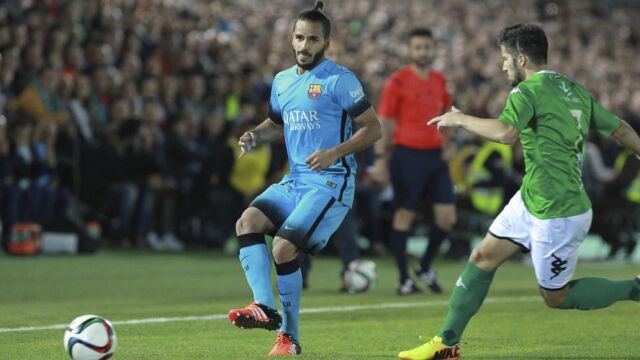 El defensa brasileño del F. C. Barcelona, Douglas Pereira (i), golpea el balón ante el delantero del Villanovense, Calatrava.