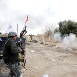 Miembros de la policía federal disparan contra militantes del Estado Islámico en Mosul, ayer