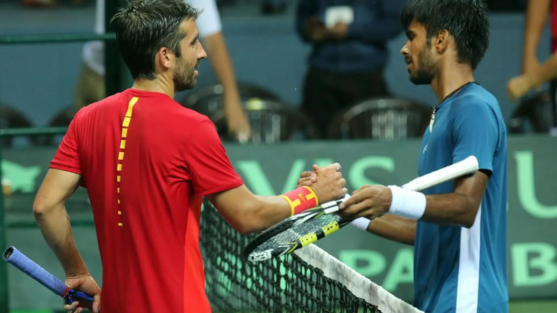 Marc Lopez saluda al tenista indio Nagal en el partido entre ambos de Copa Davis.