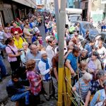 Colas a la puerta de un supermercado de Caracas para comprar papel higiénico