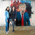 Johanna Quiñones, junto a su hija. Su familia huyó después de las amenazas que sufrió su marido, cuya empresa fue expropiada. Foto: Jesús G. Feria